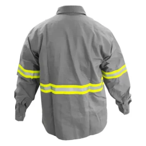 Detalhe de uniforme cinza com faixa refletiva amarela e etiqueta visível indicando o CA 47.830, classificado como retardante a chamas.