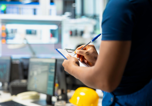Portaria 122/2025: como evitar erros críticos nas compras industriais de EPIs