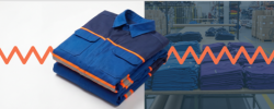 Composição visual mostrando à esquerda duas camisas profissionais dobradas em tons de azul com detalhes refletivos laranjas; à direita, ao fundo, pilhas de uniformes organizados nas prateleiras de um galpão industrial.