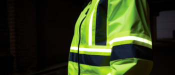 Uniforme com faixa refletiva: o que é, importância e o que diz as normas sobre roupas de alta visibilidade