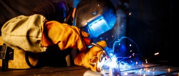 ISO 11611:2015: guia definitivo sobre as normas de vestimentas de proteção para metais fundidos