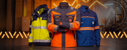 Três uniformes profissionais e jaquetas de proteção Amalfis expostos: um amarelo neon reflexivo à esquerda, um laranja e cinza com logomarca central, e um azul com detalhes laranja à direita.