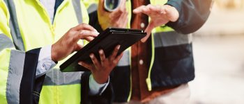 A segurança térmica começa na inspeção: vestimentas FR precisam de rastreabilidade, integridade do tecido e ergonomia validada em campo.